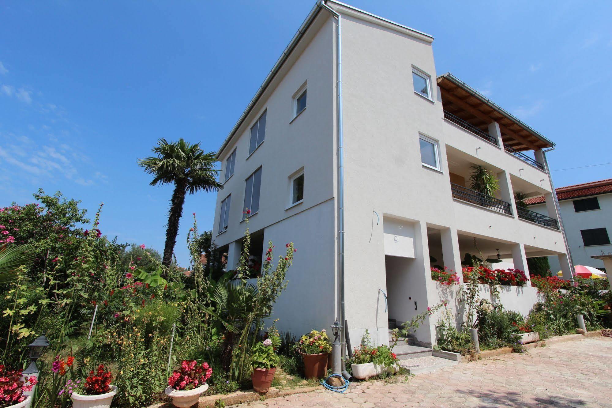 Rooms And Apartments Sally Rovinj Exteriér fotografie